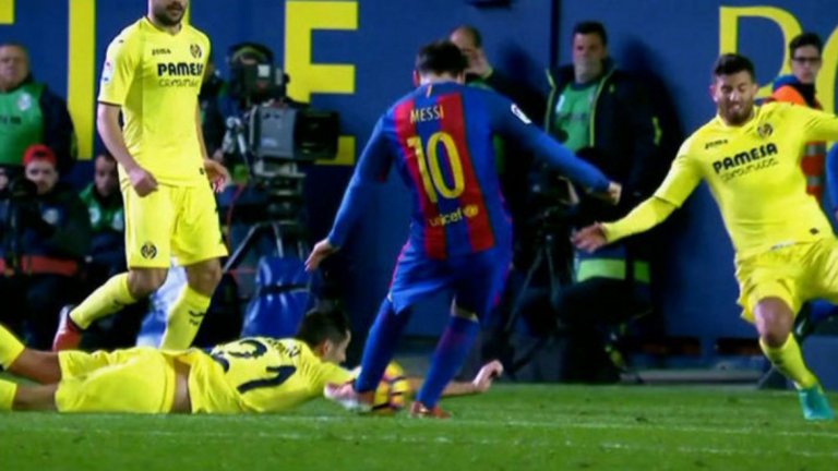 4. Играта с ръка на Бруно
Още един мач, в който съдийската намеса лиши каталунците от победата – 1:1 с Виляреал. Халфът на „жълтата подводница” – Бруно – бе в центъра на вниманието, след като, легнал в наказателното поле, игра с ръка, но отново реферът не показа бялата точка. Жерар Пике пък отново почувства порив да търси правдата, започвайки да крещи към трибуните по посока на шефа на Ла лига Хавиер Тебас.