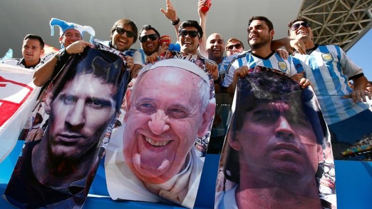 Агитката на Аржентина на световното миналото лято. Тримата, които трябваше да донесат купата - на терена Меси, а с духа си и благословията - Марадона и папа Франциск.