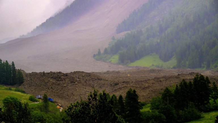 Ледник се срути и помете село в Швейцария (Снимки)