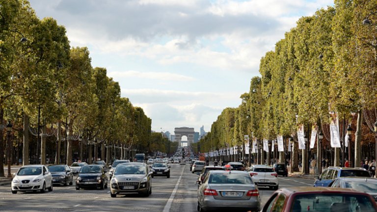 Правителството смята да изведе от употреба всички автомобили, които се движат с бензин или дизел във Франция до 2040 г. За сравнение - Индия си постави същата цел, но в още по-кратък срок, до 2030 г. Никола Юло коментира, че тази задача ще бъде тежка, особено с оглед на нуждата от преструктуриране на цялата автомобилна индустрия във Франция.