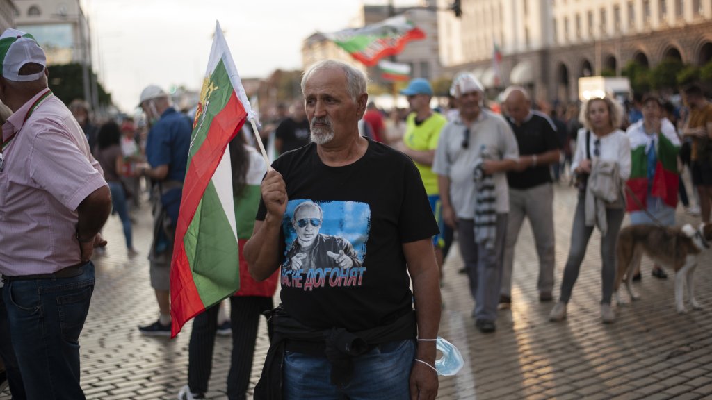 протести българия човек с тениска на путин