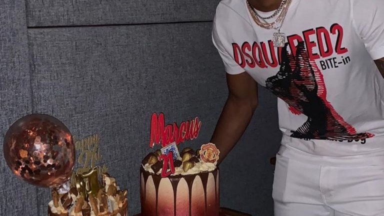 Маркъс Рашфорд се маскира като... рожденик. Талантът на Манчестър Юнайтед отпразнува своя 21-ви рожден ден.