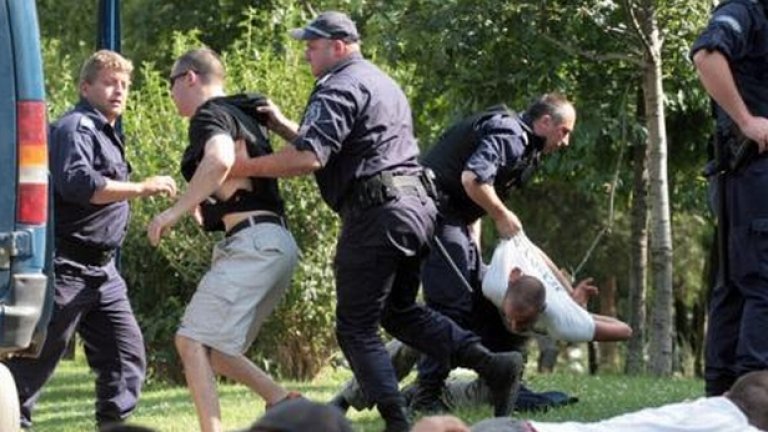 Полиция арестува скинари заради нарушаване на обществения ред около гей парада през 2008 г.