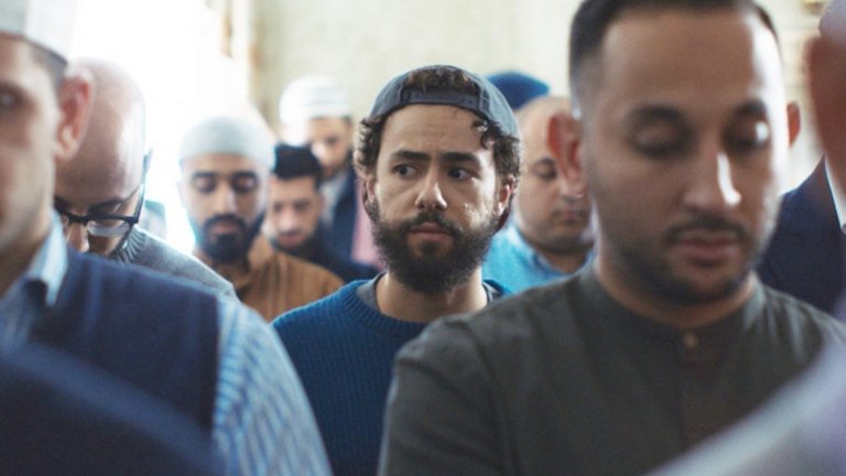 Ramy
Макар това да е носителят на "Златен глобус" за най-добър комедиен сериал на 2020 г., едва ли мнозина от вас са засичали Ramy. Шоуто засяга доста специфичната тема за това какво е да си мюсюлманин в модерна държава като САЩ, като прави това по един ненатрапчив и в никакъв случай не проповеднически начин. Самата тема с исляма в Европа и САЩ е доста актуална и шоуто позволява на хора извън тази религия да придобият идея какво представлява тя. И че не става въпрос само за "Ислямска държава" и борба с неверниците. При това, правейки го по един забавен и развлекателен начин.