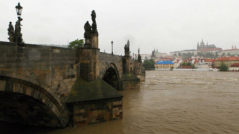 Наводнена Прага се бори с бедствието
