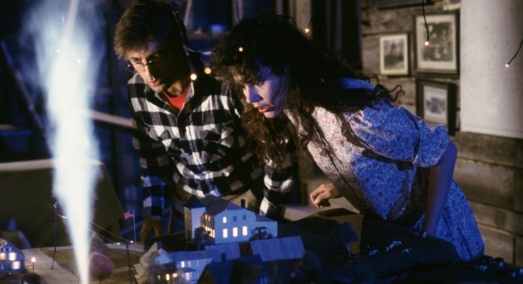 “Бийтълджус”
Къде да гледате: в Max
Демоничният, но изключително забавен сюжет ни представя влюбената двойка Адам и Барбара Мейтланд, които загиват при катастрофа, а духовете им са приковани в семейния им дом. Точно когато се примиряват със съдбата си на полтъргайсти, в къщата им се настаняват ексцентричното семейство Дийтс, планиращи да ремонтират из основи жилището на Адам и Барбара. 
Призрачната двойка обаче не е съгласна с намеренията им и започва да търси методи, с които да прогони странното семейство от дома си.