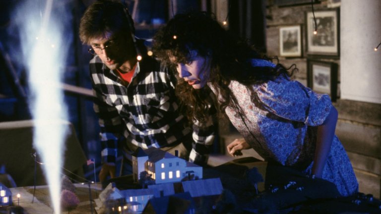 “Бийтълджус”
Къде да гледате: в Max
Демоничният, но изключително забавен сюжет ни представя влюбената двойка Адам и Барбара Мейтланд, които загиват при катастрофа, а духовете им са приковани в семейния им дом. Точно когато се примиряват със съдбата си на полтъргайсти, в къщата им се настаняват ексцентричното семейство Дийтс, планиращи да ремонтират из основи жилището на Адам и Барбара. 
Призрачната двойка обаче не е съгласна с намеренията им и започва да търси методи, с които да прогони странното семейство от дома си.