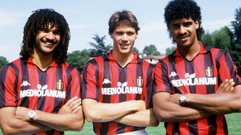 Милан 1987/88
Вдъхновен от гения на Диего Марадона, Наполи тъкмо бе спечелил първата титла в историята си през 1987-а и бе започнал новия сезон по впечатляващ начин с пет поредни победи. Наполи завърши на върха след първия полусезон, но Берлускони бе налял сериозни пари с привличането на Марко ван Бастен и Рууд Гулит, след като купи „росонерите“ през 1986-а и се бе доверил на Ариго Саки, който преди това не бе работил с елитен отбор.
Четири мача преди края на сезона разликата бе четири точки в полза на Наполи, но Милан победи Рома, докато „сините“ загубиха от Юве, след което се провалиха и срещу Верона, а „росонерите“ триумфираха в Дерби дела Мадонина. Всичко трябваше да се реши в директен сблъсък, който Милан спечели с 3:2. И въпреки че завършиха наравно в последните си два мача срещу Ювентус и Комо, Наполи загуби от Фиорентина и Сампдория, завършвайки на три точки зад шампиона Милан.
Южняците взеха само точка от последните пет кръга и подариха титлата на тима на Ариго Саки в един от най-великите обрати в битката за титлата в историята на Серия А.