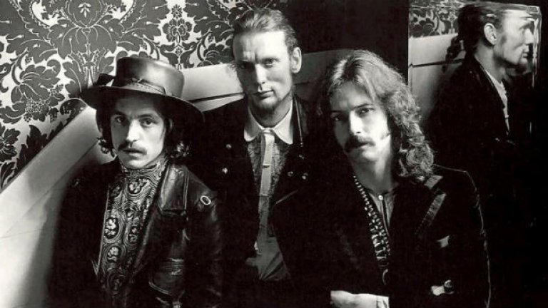 Cream - Sunshine Of Your Love
Каквото и да си говорим, Ерик Клептън си е Ерик Клептън. Едва ли някой ще спори, че рифът на тази псиеделична класика от края на 60-те си заслужава мястото тук. Повтарящ се през почти цялото парче, той съвсем спокойно може да ти се забие в главата и да остане там с дни.