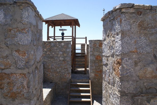 Стените на Самуиловата крепост са изградени "до зъбер", имат метални обезопасителни парапети и като цяло са напълно пригодни да служат за декор за историята на Македония, простираща се назад във вековете.