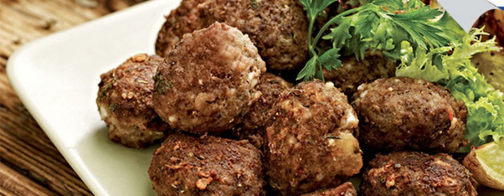 5. Гръцки кюфтенца със сирене фета
• 50 мл мляко • 2 филии хляб • 100 г сирене фета • 600 г говежда кайма • 1 малка глава лук • 1 скилидка чесън • 1 яйце • няколко пресни листа розмарин • смлян черен пипер • сол • зехтин
Начупете филиите хляб в малка купа, налейте млякото и оставете настрани за няколко минути. Нарежете на ситно лука и чесъна. Смесете ги в по-голямата купа с говеждата кайма, изцедения хляб и разбитото яйце. Накрая прибавете натрошеното сирене фета и подправете. Оформете кюфтенца, с влажни ръце, с големината на малък плод. Затоплете 3-4 супени лъжици зехтин в универсален тиган Деличия и пържете кюфтенцата за около 5-7 минути, докато придобият златист цвят. Поднесете с печените картофи и салата дзадзики.