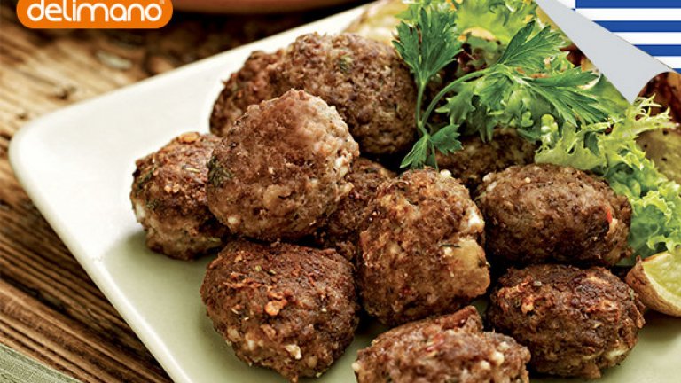 5. Гръцки кюфтенца със сирене фета
• 50 мл мляко • 2 филии хляб • 100 г сирене фета • 600 г говежда кайма • 1 малка глава лук • 1 скилидка чесън • 1 яйце • няколко пресни листа розмарин • смлян черен пипер • сол • зехтин
Начупете филиите хляб в малка купа, налейте млякото и оставете настрани за няколко минути. Нарежете на ситно лука и чесъна. Смесете ги в по-голямата купа с говеждата кайма, изцедения хляб и разбитото яйце. Накрая прибавете натрошеното сирене фета и подправете. Оформете кюфтенца, с влажни ръце, с големината на малък плод. Затоплете 3-4 супени лъжици зехтин в универсален тиган Деличия и пържете кюфтенцата за около 5-7 минути, докато придобият златист цвят. Поднесете с печените картофи и салата дзадзики.