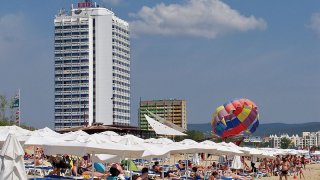 На въпрос как ще обясни тълпите от туристи по Южното Черноморие, Карастоянова заяви, че това е "умалена картина"