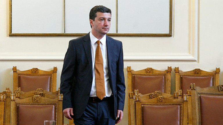 Министър Драгомир Стойнев опроверга информациите, че МИЕТ ще се разфасова на две министерства