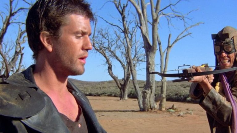 Mad Max 2: The Road Warrior / „Лудия Макс 2: Воин на пътя“
Втората част на “Лудия Макс” по същия начин надгражда над своя предшественик като извлича най-доброто от него и в същото време добавя още. Става въпрос за един жесток постапокалиптичен свят на бъдещето, където практически не съществува граница между добро и зло, а целта винаги оправдава средствата. В повечето случаи целта е самото оцеляване на фона на тотален социален разпад на човечеството.
За цялото десетилетие едва ли има по-високоадреналинов филм, като за това допринася особено много една от най-великите сцени на преследване с коли, включваща невиждани дотогава каскади на висока скорост.