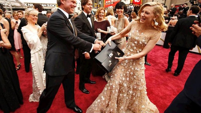 През 1940 г. "Лос Анджелис Таймс" нарушава забраната за изтичане на информация и публикува предварително имената на всички победители още преди церемонията на "Оскар"-ите. След този случай Академията въвежда правилото на запечатаните пликове - традиция, която продължава до днес.