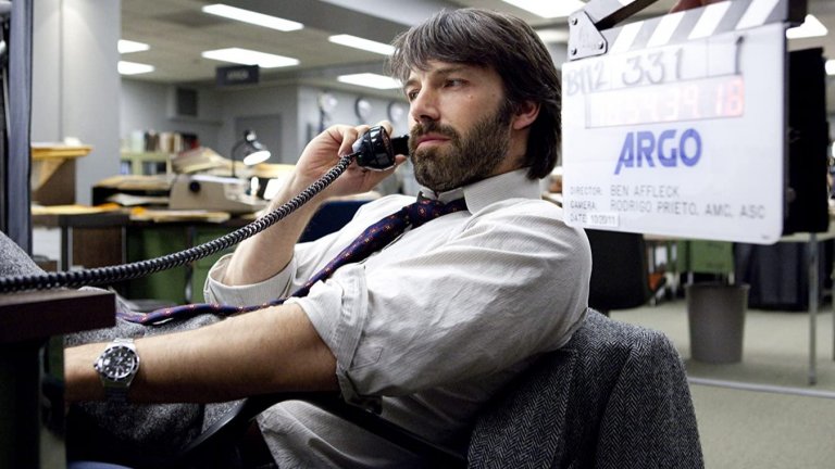 Бен Афлек в "Арго" Продукцията печели „Оскар“ за най-добър филм на годината, но участието на Бен Афлек предизвиква доста противоречия. Той играе агент Тони Мендез, който е с латиноамерикански корени, както говори и името му. Афлек от своя страна не прилича дори и бегло на латиноамериканец, макар че актьорът уточнява, че самият Мендез много е харесал ролята му.