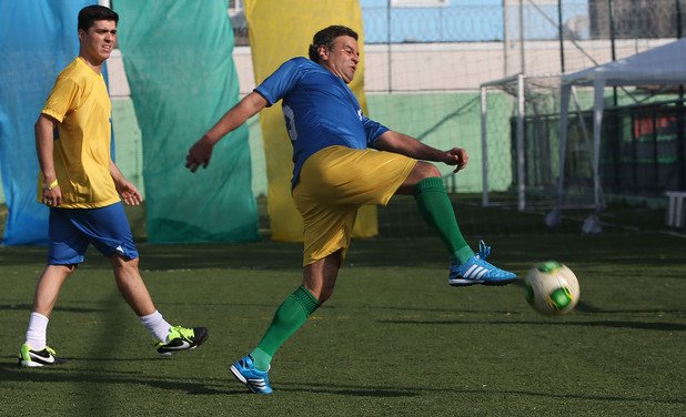 Кандидатът за президент Аесио Невес играе футбол в спортния център на бившата футболна звезда Зико, който обяви, че го подкрепя за изборите