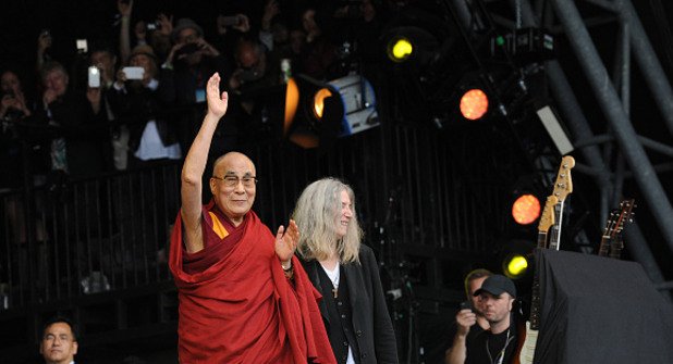 Далай Лама за първи път гостува на Гластънбъри. 

 Ето и една от мъдростите, които сподели: „Ако имате стресова ситуация, помислете за решение. Ако няма решение, няма смисъл да се тревожите“.