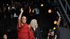 Далай Лама за първи път гостува на Гластънбъри. 

 Ето и една от мъдростите, които сподели: „Ако имате стресова ситуация, помислете за решение. Ако няма решение, няма смисъл да се тревожите“.