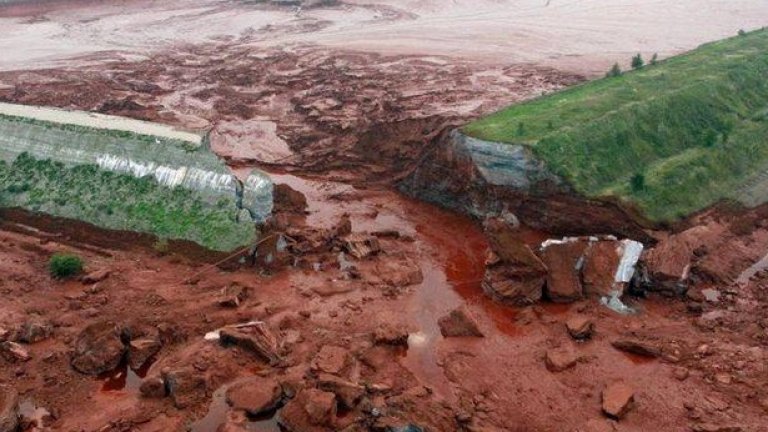 Унгарците изградиха 1500-метровата предпазна дига около спуканото хвостохранилище