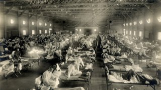 Emergency_hospital_during_Influenza_epidemic,_Camp_Funston,_Kansas_-_NCP_1603
