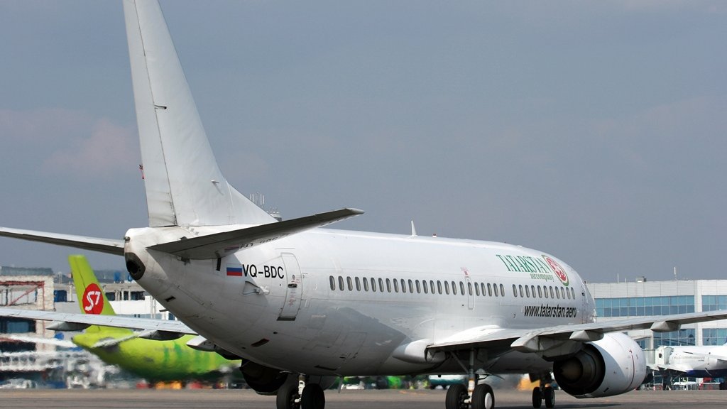 Boeing_737-341,_Tatarstan_Airlines_JP6827045