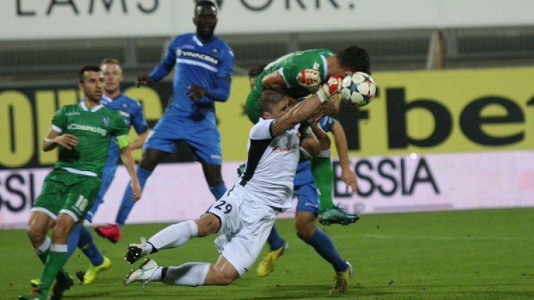 Футболистите никак не се пестяха в сблъсъците.