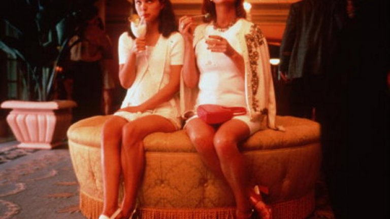След снимките на "Невидима заплаха", Портман отказва главната роля в "Някъде на запад", след като научава, че сценарият включва секс сцена с участието на героинята й. Режисьорът Уейн Ванг и актрисата Сюзън Сарандън (която играе ролята на майка й) настояват за пренаписване на сценария и след прочитане на новата версия Портман приема ролята.
Филмът излиза по кината през 1999-та и носи на Портман номинация за "Златен глобус" за поддържаща женска роля. 