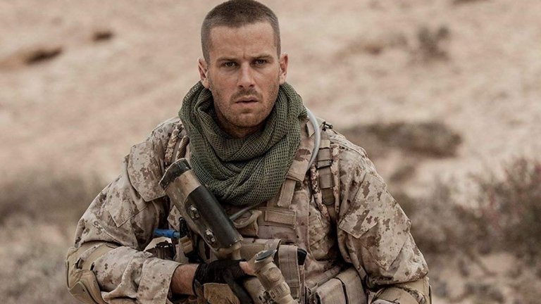 11. Mine / Мина
Реж. Фабио Гуаглионе и Фабио Ресинаро, 2016 г.
Психологическият трилър не попада напълно в категорията, тъй като има появи на други актьори на няколко места, но все пак се концентрира достатъчно много върху главния герой, изигран от Арми Хамър (The Man from U.N.C.L.E., "Призови ме с твоето име"). Той се казва Майк – снайперист от американската армия, който е на мисия в Ирак. Заедно с бойния си другар Томи попадат на противопехотни мини и Томи бързо решава своя "проблем". Майк обаче остава стъпил върху мината, търсейки решение от ситуацията, която може да завърши ако не със смъртта му, то с осакатяване за цял живот.