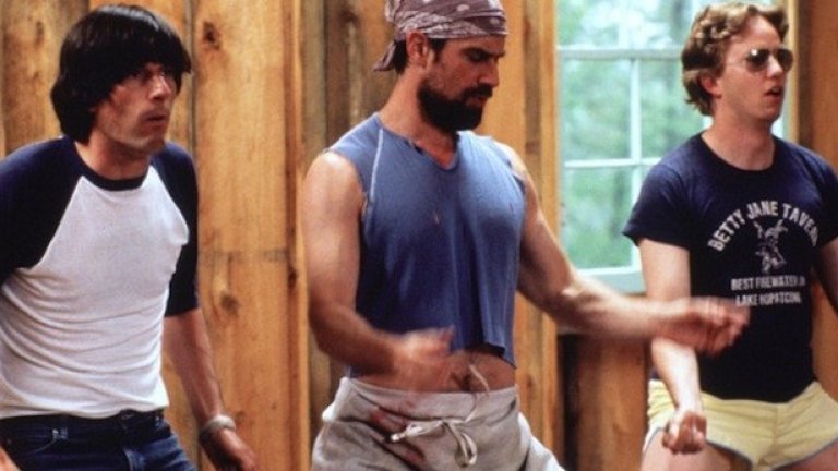 Wet Hot American Summer (2001)
Лагер "Горящи огньове", лятото на 1981 г. Последният ден от лятната почивка. В центъра на действията е ръководителката на лагера Бет, която се опитва да остане непоклатим лидер. От своя страна професорът се опитва да спаси всячески лагера от смъртоносно парче от космическият проект на НАСА "Скайлаб", което се носи към тях. Не стига това, ами и рисковано спасяване от водопад, любовни триъгълници, мошеници, баровци и... говорещи консервни кутии.