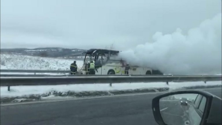 Изгорелият автобус затрудни движението на АМ Тракия - снимка, bTV Новините