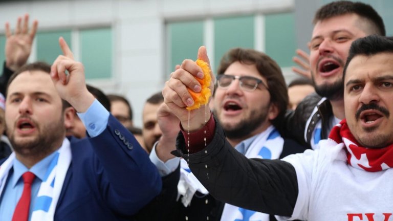 В Турция режат портокали срещу Холандия