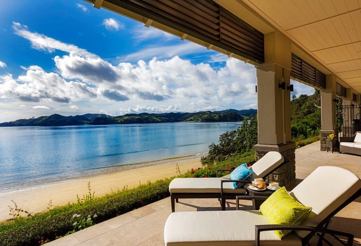 Хелена Бей Лодж - Северен остров, Нова Зеландия
Този хотел на Северния остров на Нова Зеландия е самата дефиниция за ексклузивност. В него не се позволява присъствието на повече от 10 гости наведнъж. Самият хотел представлява 5 вили, разположени край 3-километрова плажна ивица. Вилите са уютни и пълни с луксозно обзавеждане, истински дървени камини и тераси с изглед към спокойния залив Хелена. Допълнително с това на територията на имота има изискан италиански ресторант с винарска изба с над 1000 бутилки и спа център, вдъхновен от традиционните руски бани. Цените на стая за нощ тук започват от 3950 долара.