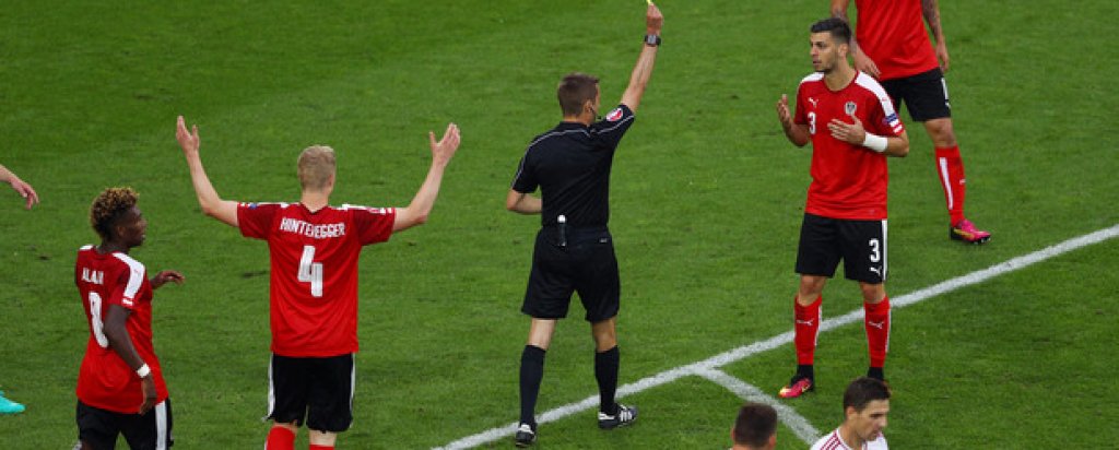 В 66-ата Австрия остана с човек по-малко на терена, след като Драгович получи леко пресилен втори жълт картон за нарушение в противниковото наказателно поле.