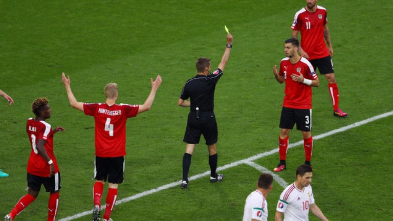 В 66-ата Австрия остана с човек по-малко на терена, след като Драгович получи леко пресилен втори жълт картон за нарушение в противниковото наказателно поле.