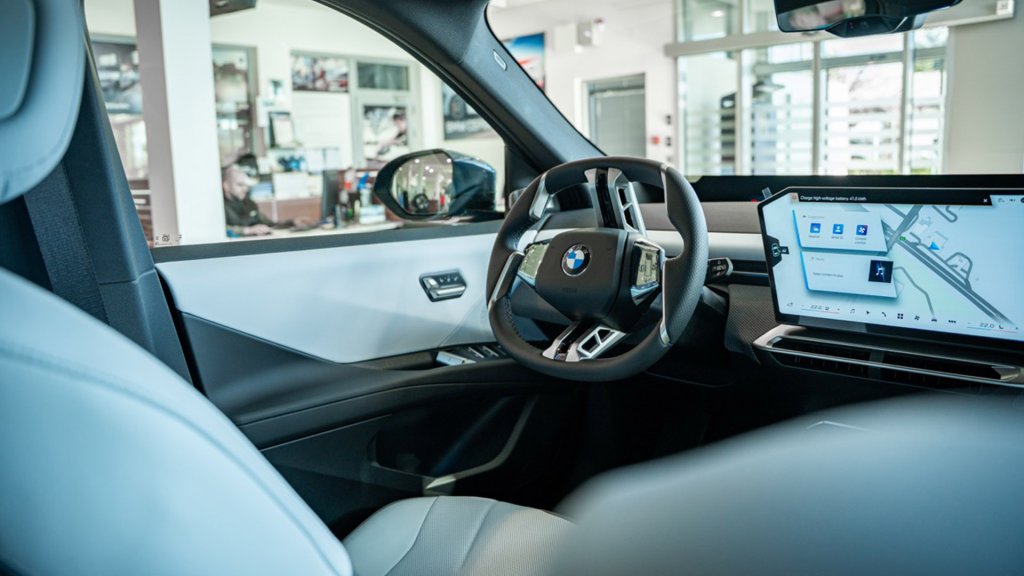 Първа среща с бъдещето: BMW iX3 вече в дилърствата на “М Кар Груп” в страната