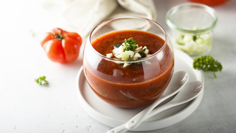 От купата ми се пули керемидена на цвят консистенция, която и водката няма да спаси