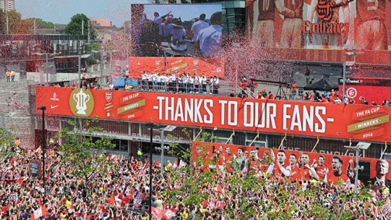 Билетите - най-скъпите в света!
Арсенал е виновник номер едно. Там имаме цени от 90 лири, което е напълно ненормално. Целият уикенд на някои хора в Лондон не излиза толкова скъпо.