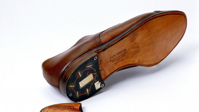 Класика в жанра - подслушвателно устройство, скрито в подметката на обувката, за което наблюдаваното лице дори не подозира. Действието му е безотказно. В случая - екземплярът е разработен от румънската тайна служба Секуритате за наблюдение на американски дипломати.