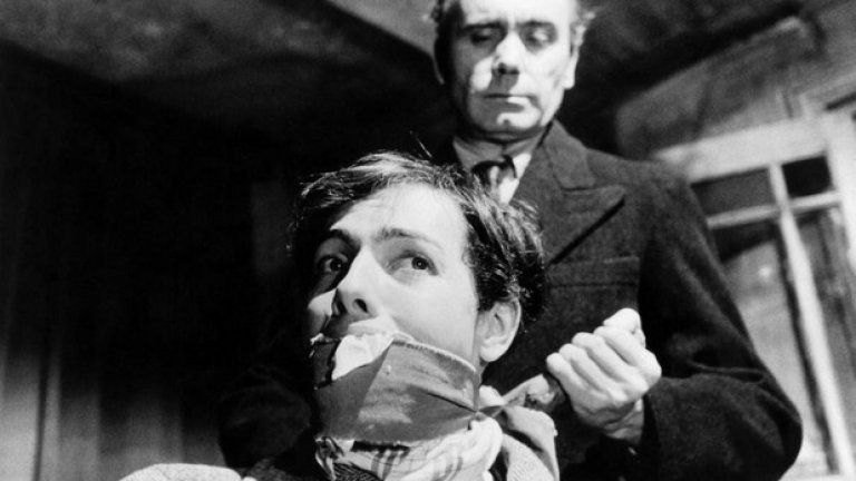 Армия от сенки (Army In The Shadows) - 1969
Централна тема на този френски филм е съпротивата през Втората световна война. Ключовите думи тук са чест, предателство и отмъщение, а поддържащите елементи са саможертва и лоялност. Режисьор е Жан-Пиер Мелвил