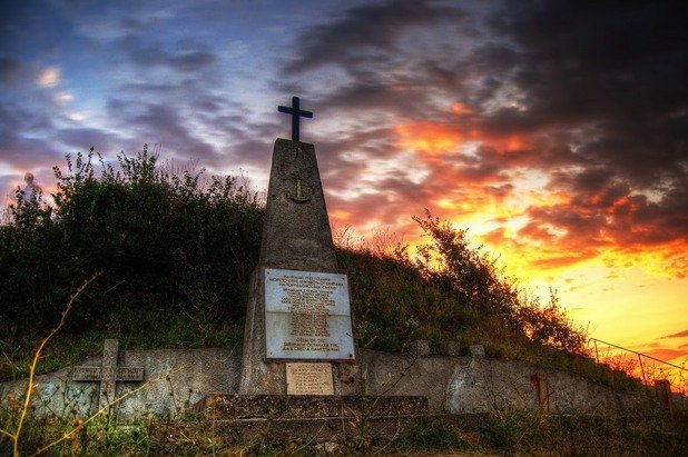 На 19 май 1943 г. морето отнема живота на 15 български моряка от торпедоносеца “Смели”. Паметник в тяхна чест е изграден през 1998 г. по инициатива на командира и личния състав на военноморска база Бургас.