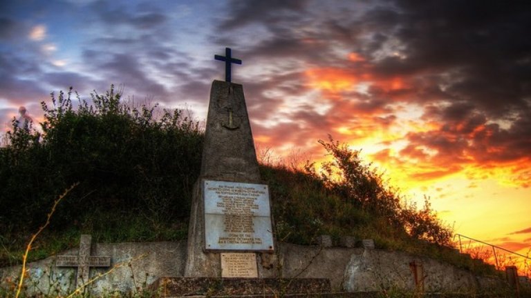 На 19 май 1943 г. морето отнема живота на 15 български моряка от торпедоносеца “Смели”. Паметник в тяхна чест е изграден през 1998 г. по инициатива на командира и личния състав на военноморска база Бургас.