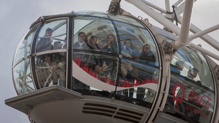 Посетителите на една от забележителностите на Лондон - London Eye - бяха изолирани в кабинките на колелото, откъдето наблюдаваха цялата операция