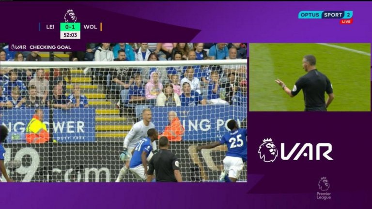 Лестър - Уулвърхемптън 0:0 (11 август)
Леандер Дендонкер се разписа за Уулвс след отскочила топка при корнер, но ВАР отмени попадението. Видеоповторението показа, че преди да стигне до Дендонкер, топката се е отбила в ръката на съотборника му Уили Боли, макар и съвсем неволно. Според новите правила, всеки гол, вкаран или асистиран с ръка трябва да бъде отменен, независимо дали футболистът е играл с ръка умишлено или не.