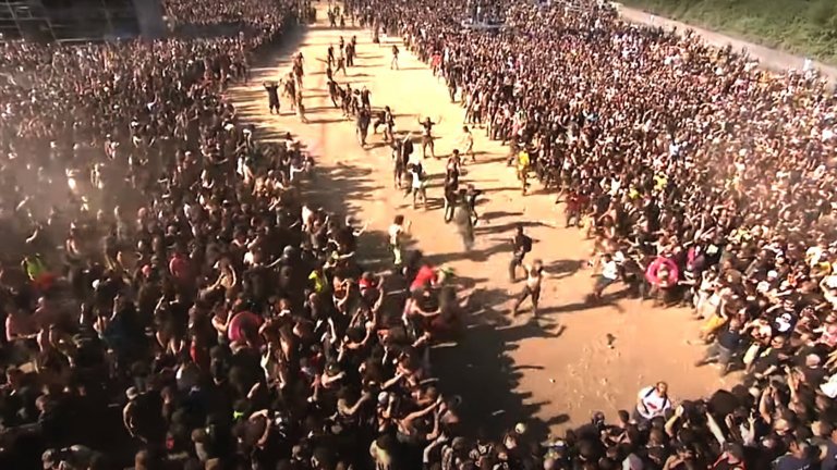 Погото и "стената на смъртта": Как се зароди опасното зрелище на метъл и пънк концертите