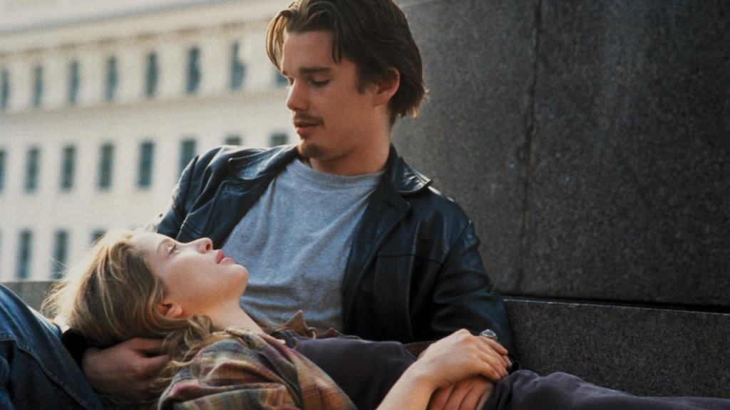 „Преди изгрев” (1995)

Ако не сте гледали този филм поне веднъж, не познавате романтиката в света. Джули Делпи сяда във влака до американец (Итън Хоук), докато пътуват между Будапещ и Виена. Сърцето му започва да бие учестено на мига. Ето този филм 