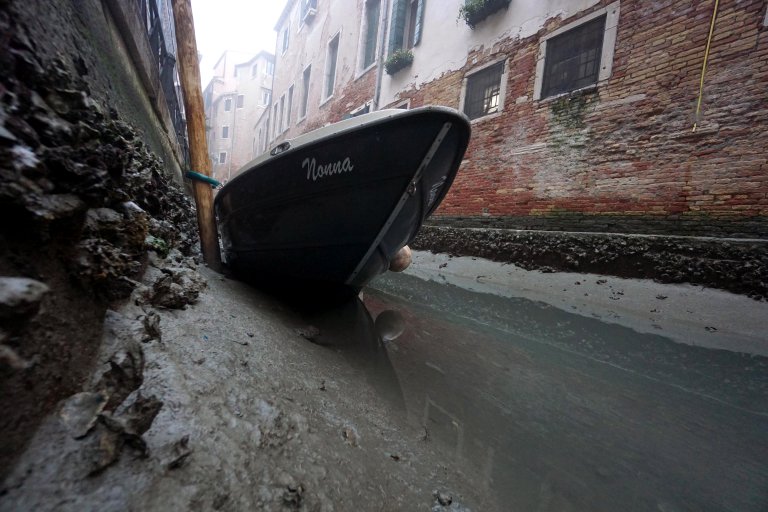 Във Венеция известните канали до голяма степен пресъхнаха, блокирайки движението на водните таксита.