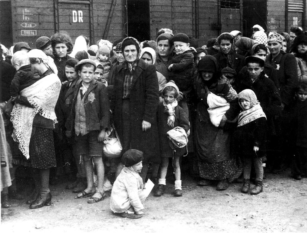 1280px-Bundesarchiv_Bild_183-N0827-318,_KZ_Auschwitz,_Ankunft_ungarischer_Juden