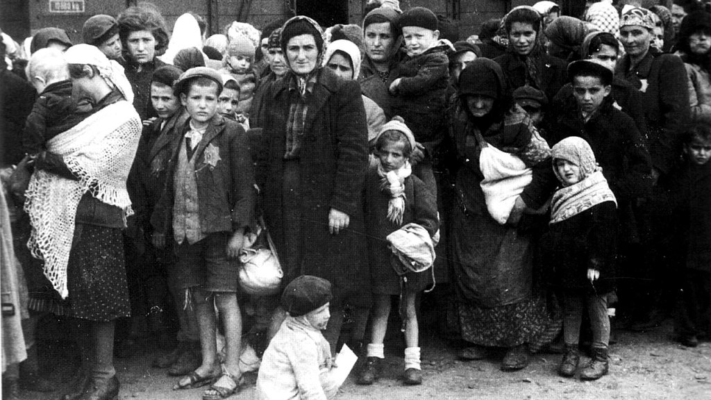 1280px-Bundesarchiv_Bild_183-N0827-318,_KZ_Auschwitz,_Ankunft_ungarischer_Juden